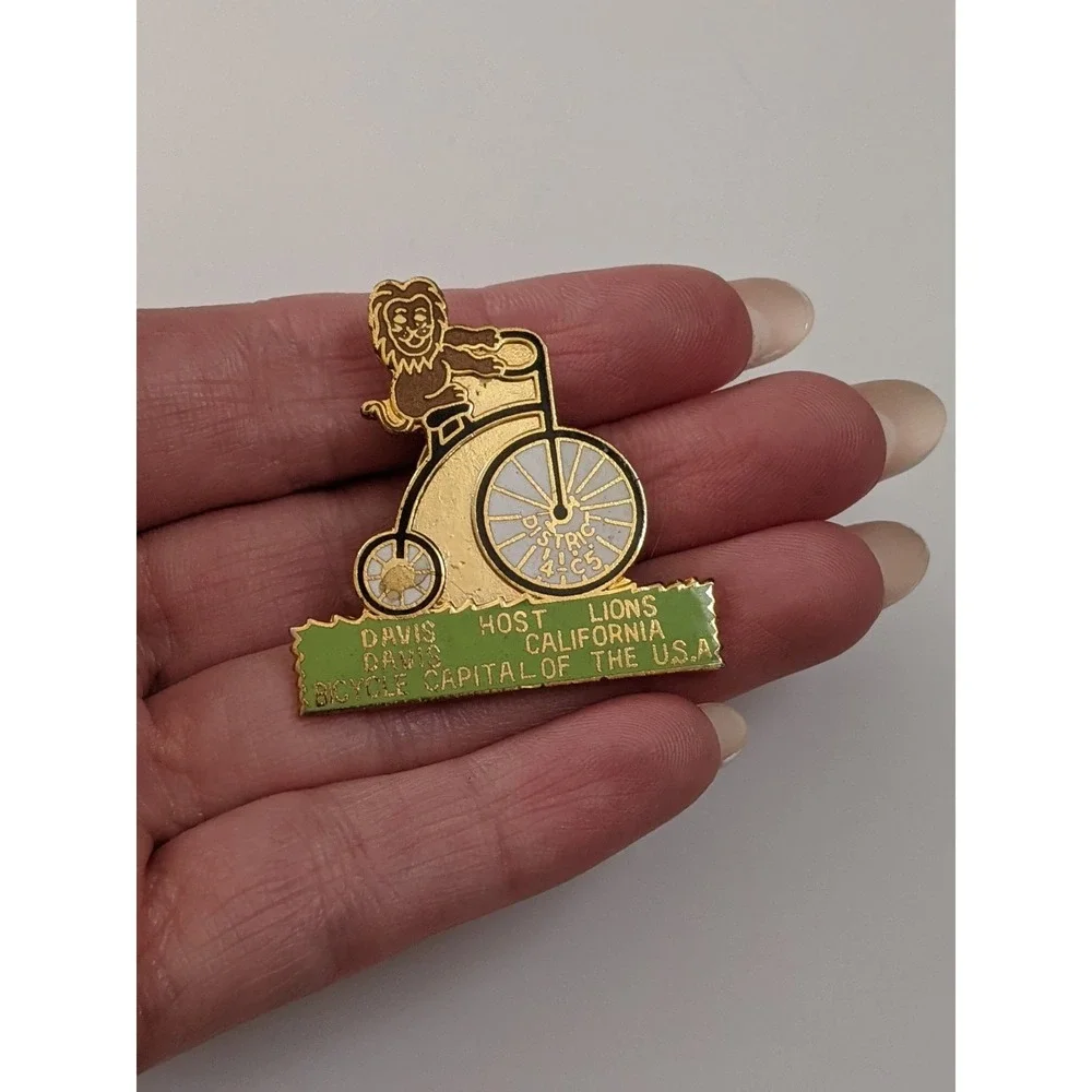 Vintage Davis‎ CA California Lions Club Penny Farthing Bicycle Enamel Lapel Pin